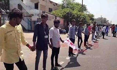 'நீட்' தேர்வை ரத்து செய்யக்கோரி மனித சங்கிலி போராட்டம்