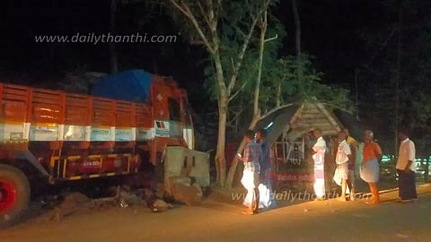 வீட்டுக்குள் லாரி புகுந்தது; 2 பேர் படுகாயம்