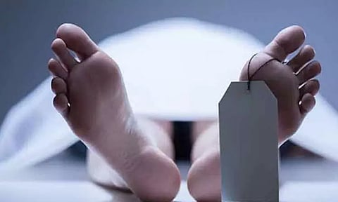 நசரத்பேட்டை அருகே லாரியில் இருந்து இறக்கும்போது கண்ணாடிகள் சரிந்து தொழிலாளி பலி