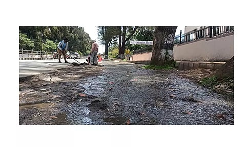 ஊட்டி கலெக்டர் அலுவலகத்தில் இருந்து சேரிங்கிராஸ் செல்லும் சாலையில் பாதாள சாக்கடையில் அடைப்பு ஏற்பட்டு சாலையில் கழிவுநீர் ஆறாக ஓடிய காட்சி.