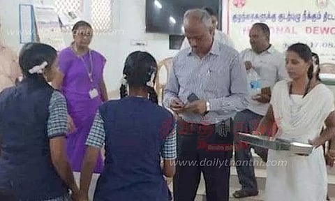 மாணவ-மாணவிகளுக்கு குடற்புழு நீக்க மாத்திரை வினியோகம்