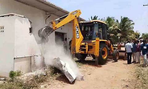 கோவிலுக்கு சொந்தமான இடங்களில் ஆக்கிரமிப்புகள் அகற்றம்