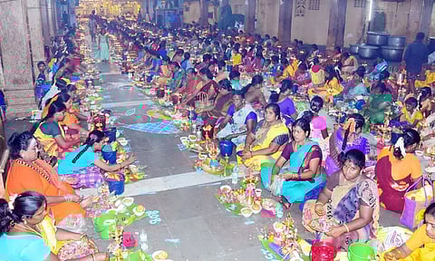 அரியநாச்சியம்மன் கோவிலில் குத்துவிளக்கு பூஜை