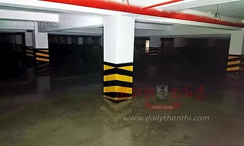 புதிய வணிக வளாக கட்டிடத்தில்நீச்சல் குளம்போல் தேங்கும் தண்ணீர்