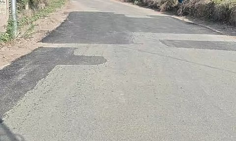 'தினத்தந்தி' செய்தி எதிரொலி:சேதமான ரோடு சீரமைப்பு