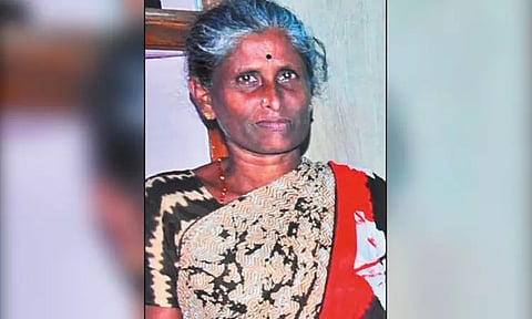 விவசாய நிலத்தில் காட்டுப்பன்றிக்காக அமைத்த மின் வேலியில் சிக்கி பெண் பலி