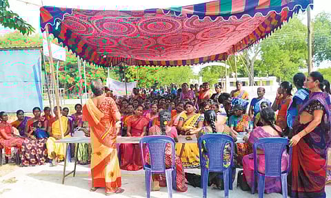 திருவள்ளூர் மாவட்டத்தில் பல்வேறு இடங்களில் சத்துணவு ஊழியர்கள் போராட்டம்