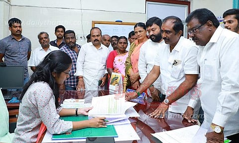 விதிமுறையை மீறி விளம்பர பேனர்கள்