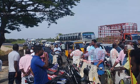 பஸ் நிறுத்தம் கேட்டு கிராம மக்கள் சாலை மறியல்