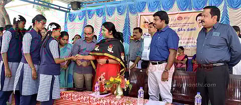 பர்கூர் அரசு பெண்கள் பள்ளியில்தேசிய குடற்புழு நீக்க முகாம் கலெக்டர் சரயு தொடங்கி வைத்தார்