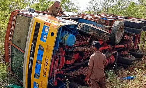 சாலையோர பள்ளத்தில் லாரி கவிழ்ந்தது