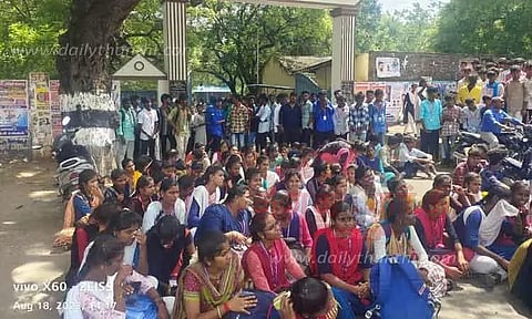 வகுப்பை புறக்கணித்து மாணவர்கள் போராட்டம்
