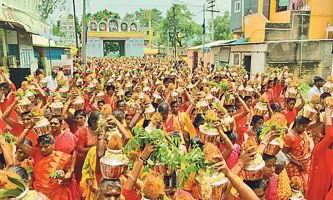 ஆதிபராசக்தி கோவிலில் பெண்கள் பால்குட ஊர்வலம்
