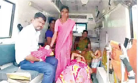ஆம்புலன்சில் பெண்ணுக்கு பிரசவம் ஆண் குழந்தை பிறந்தது