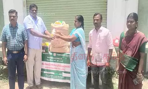 விவசாயிகளுக்கு இடுபொருட்கள்