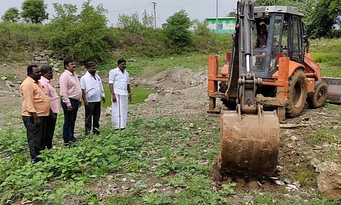 கடத்தூரில்ரூ.10 லட்சத்தில் குளம் தூர்வாரும் பணி