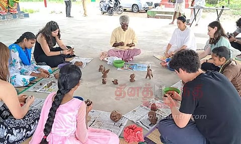 சுடுமண் சிற்ப பயிற்சியில் துருக்கி மாணவர்கள் ஆர்வம்