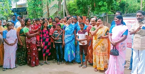 செல்போன் கோபுரம் அமைக்க கிராம மக்கள் எதிர்ப்பு