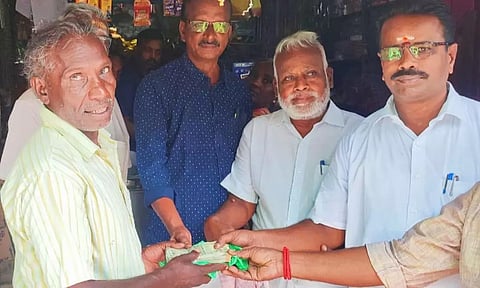 பொருட்கள் வாங்க வந்த இடத்தில் ரூ.50 ஆயிரத்தை தவறவிட்ட விவசாயி