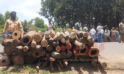 இறந்தவரின் உடலை சாலையோரம் தகனம் செய்ய முயன்ற கிராம மக்கள்