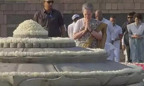 மறைந்த முன்னாள் பிரதமர் ராஜீவ் காந்தி பிறந்தநாள்: ராகுல் , சோனியா, பிரியங்கா காந்தி மரியாதை