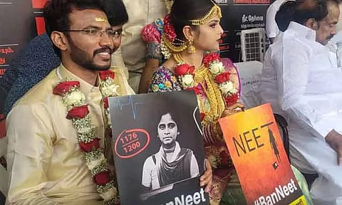 திருமணம் முடிந்த கையோடு நீட் தேர்வுக்கு எதிரான போராட்டத்தில் பங்கேற்ற புதுமண தம்பதி!