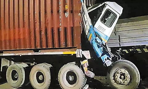 சோழவரம் அருகே மேம்பாலத்தில் பழுதாகி நின்ற லாரி மீது மற்றொரு லாரி மோதி 2 பேர் பலி