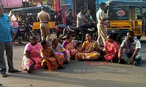 ஆசிரியையை கண்டுபிடித்து தரக்கோரி உறவினர்கள் சாலை மறியல்