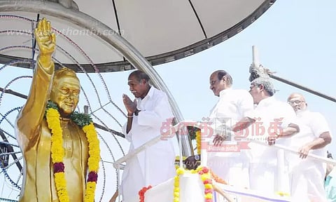 சிலைக்கு, தலைவர்கள் மாலை அணிவித்து மரியாதை