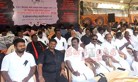 தி.மு.க.வினர் உண்ணாவிரதம்