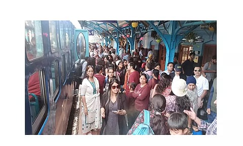 ஊட்டி ரெயில் நிலையத்தில் மலை ரெயிலில் பயணம் செய்ய சுற்றுலாப்பயணிகள் குவிந்து இருந்த காட்சி. 