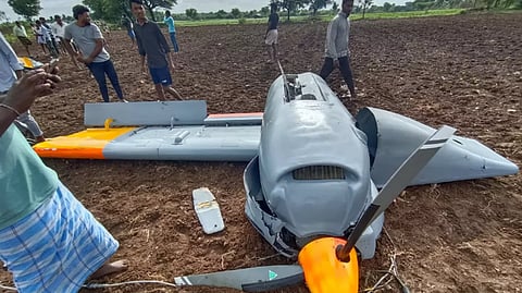 விளைநிலத்தில் விழுந்து நொறுங்கிய ஆளில்லா குட்டி விமானம்