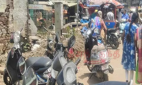 ஈரோட்டில் கரடு முரடாக கிடக்கும் கடைவீதி: வேதனையில் சாலையோர வியாபாரிகள்