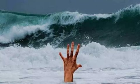 மெரினாவில் நண்பர்களுடன் குளித்தபோது ராட்சத அலையில் சிக்கி பள்ளி மாணவன் மாயம்