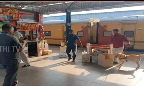 சென்னை ரெயில் நிலையத்திற்கு மீண்டும் வெடிகுண்டு மிரட்டல்... போலீசார் வலைவீச்சு