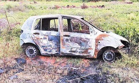 பள்ளிப்பட்டு அருகே கார் தீப்பிடித்து எரிந்து சேதம்