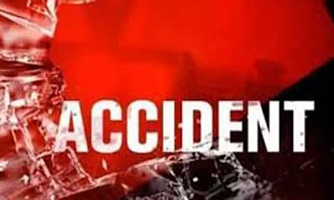 ஓட்டப்பிடராம் அருகேவேன் டயர் வெடித்து சாலையில் கவிழ்ந்தது:10 பேர் படுகாயம்