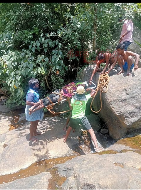 கொல்லிமலை மாசிலா அருவியில் குளிக்க சென்றசுற்றுலா பயணி 50 அடி பள்ளத்தில் தவறி விழுந்து பலிதிருச்சி மாவட்டத்தை சேர்ந்தவர்