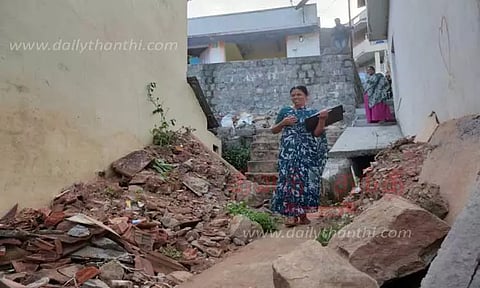 நடைபாதை சீரமைப்பு பணி பாதியில் நிறுத்தம்