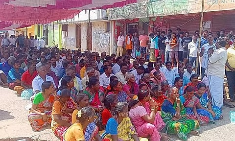 காலாப்பட்டில் 4 கிராம மீனவர்கள் உண்ணாவிரதம்