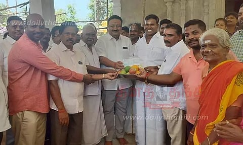 கோவில் திருப்பணிக்கு ரூ.10 லட்சம் நிதி உதவி