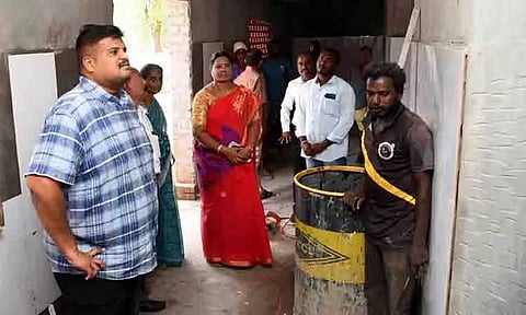 மாயனூர் அரசு மாதிரி பள்ளியில் உள்கட்டமைப்பு பணிகள் தீவிரம்