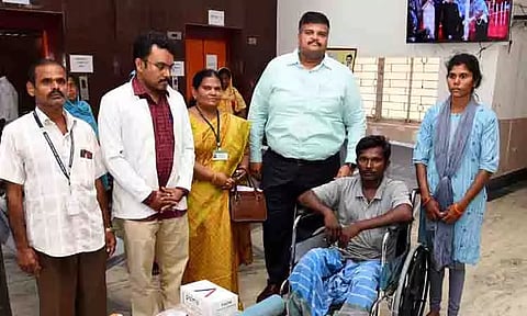 விபத்தில் கால்கள் செயலிழந்தவருக்கு மருத்துவ உபகரணங்கள் வழங்கல்