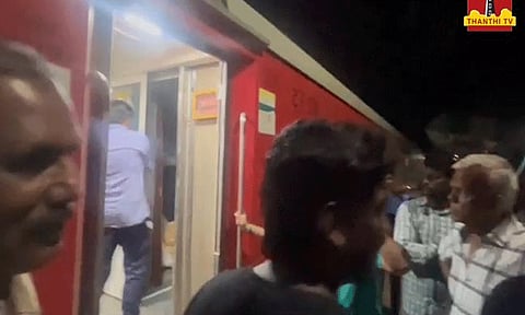 செங்கோட்டையில் இருந்து தாம்பரம் நோக்கி சென்ற விரைவு ரெயிலை நிறுத்தி பயணிகள் போராட்டம்