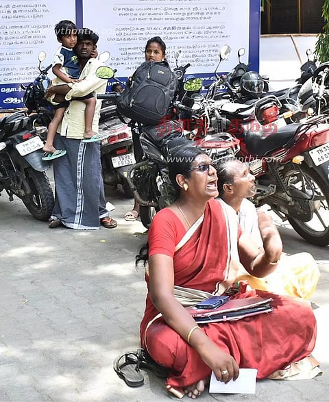 கோவிலில் திருடியவர் மீது நடவடிக்கை எடுக்கக்கோரி ஈரோடு கலெக்டர் அலுவலகத்தில் திருநங்கை தர்ணா- மக்கள் குறைதீர்க்கும் கூட்டத்தில் பரபரப்பு