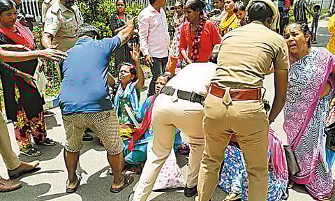 பட்டா வழங்க கோரி கலெக்டர் அலுவலகம் முன்பு பொதுமக்கள் போராட்டம்