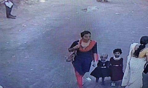 காஞ்சீபுரத்தில் 2 பெண் குழந்தைகளை நடுரோட்டில் தவிக்க விட்டு சென்ற இளம்பெண்