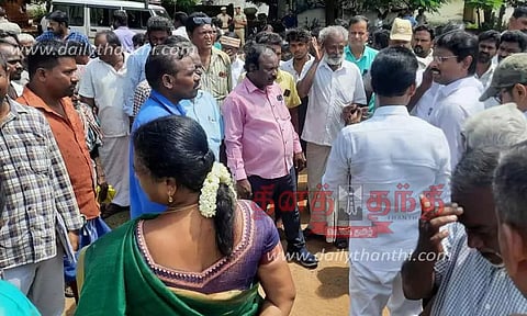 கொளக்குடியில் சாலை, குடிநீர் வசதி செய்து தர கலெக்டரிடம் பொதுமக்கள் கோரிக்கை