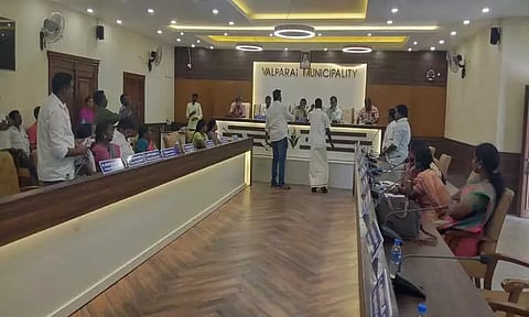 தெருவிளக்குகள் அமைக்காததை கண்டித்து வால்பாறை நகராட்சி கூட்டத்தில் கவுன்சிலர்கள் வாக்குவாதம்