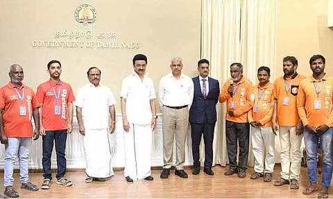 உணவு டெலிவரி உள்ளிட்ட அமைப்புசாரா தொழிலாளர்களுக்கு நல வாரியம் - முதல்-அமைச்சருக்கு நேரில் நன்றி தெரிவித்த தொழிலாளர்கள்